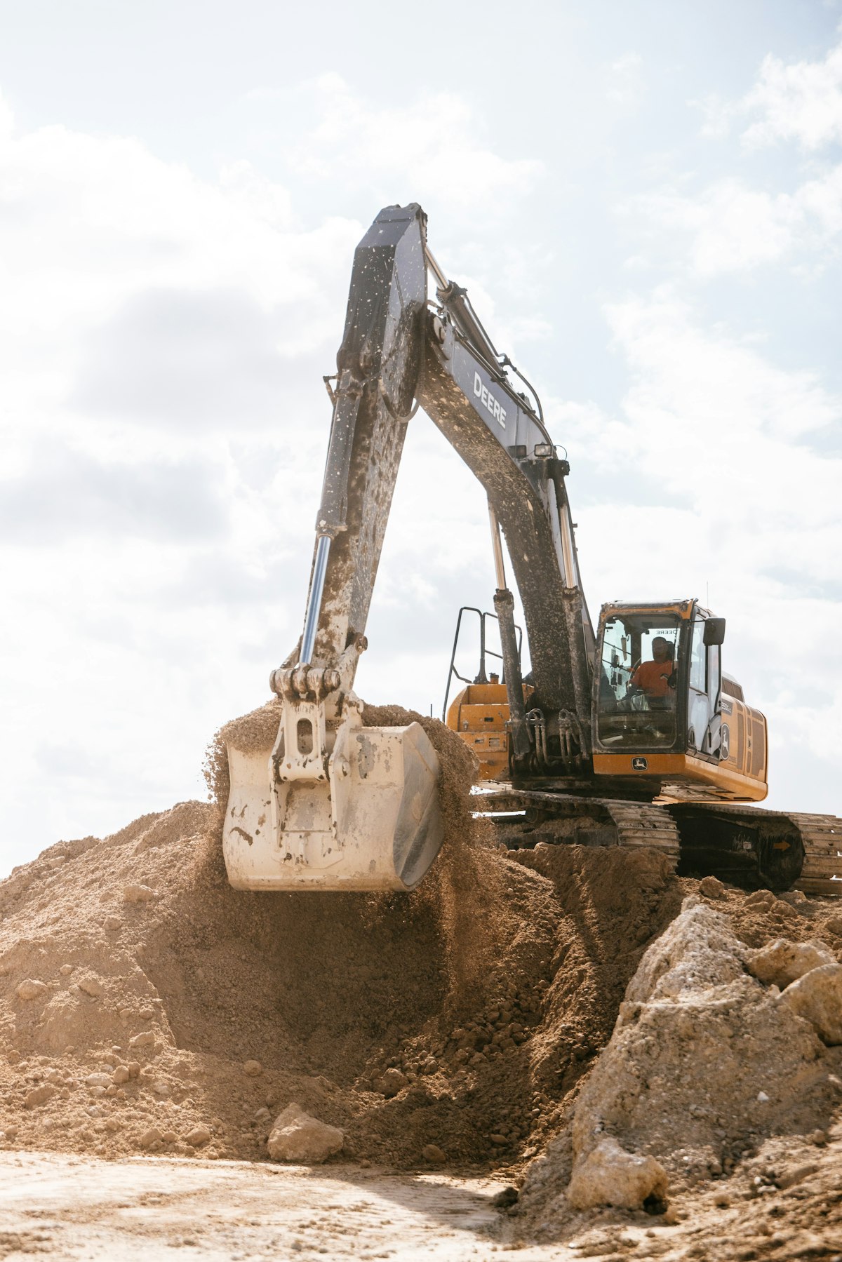Kettenbagger bei Erdarbeiten auf einer Baustelle